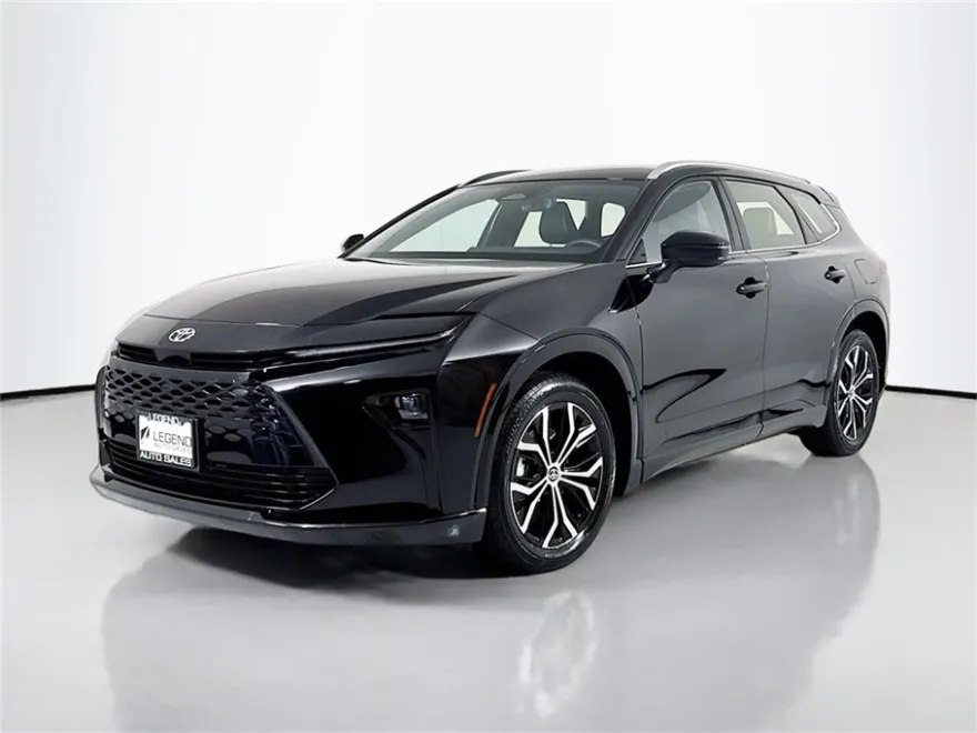 2025 Toyota Crown Signia XLE photo 1
