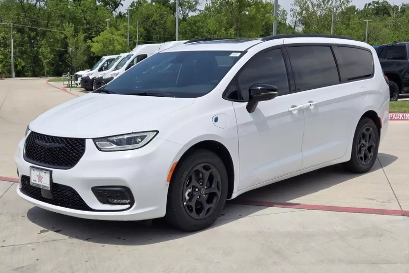 2025 Chrysler Pacifica Hybrid S Appearance photo 1