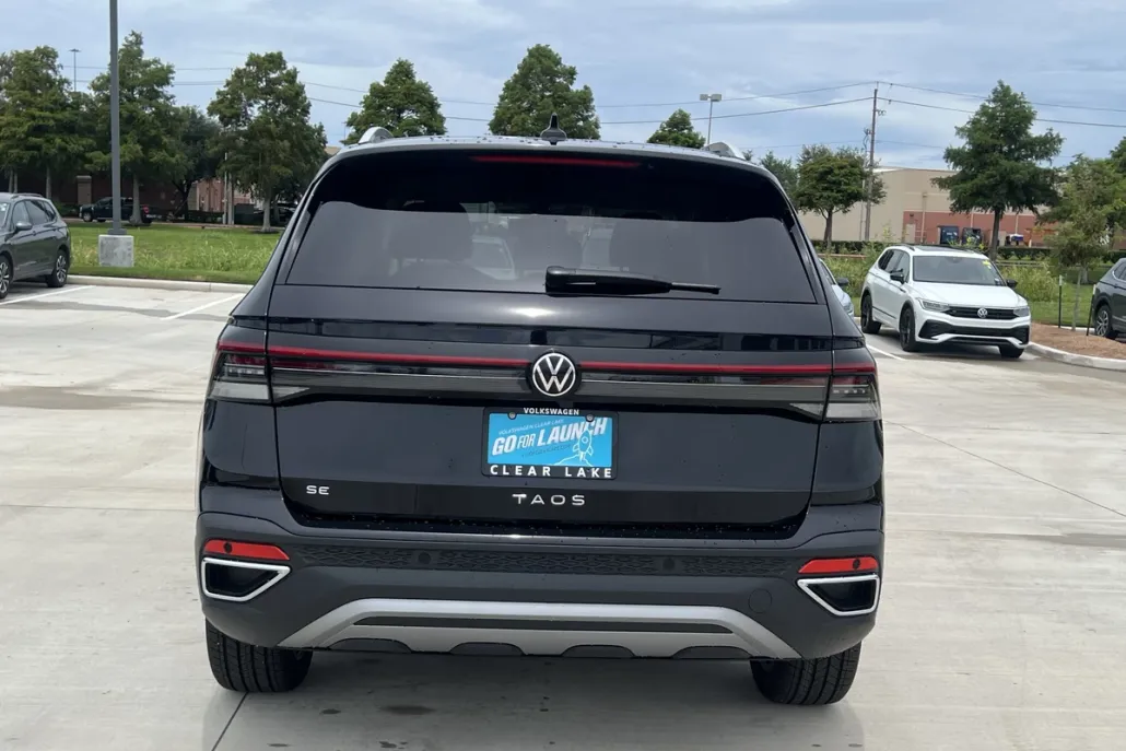 2025 Volkswagen Taos SE photo 1