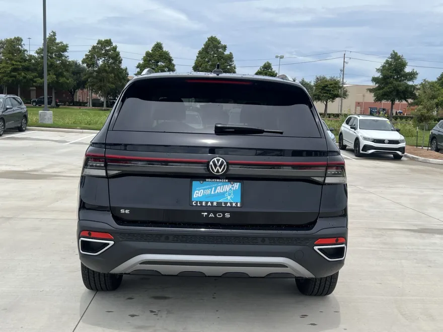 2025 Volkswagen Taos SE photo 1