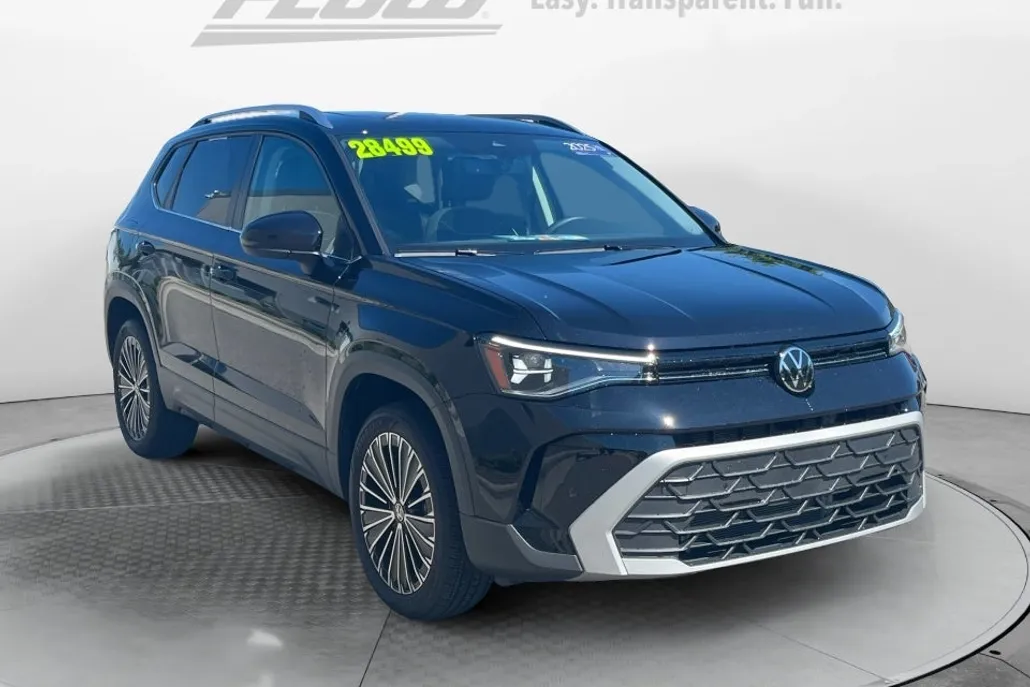 2025 Volkswagen Taos SE photo 1