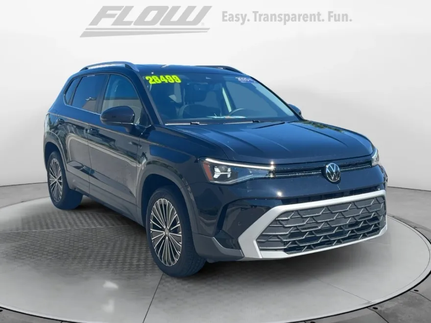 2025 Volkswagen Taos SE photo 1