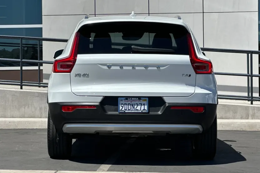 2022 Volvo XC40 Momentum photo 1