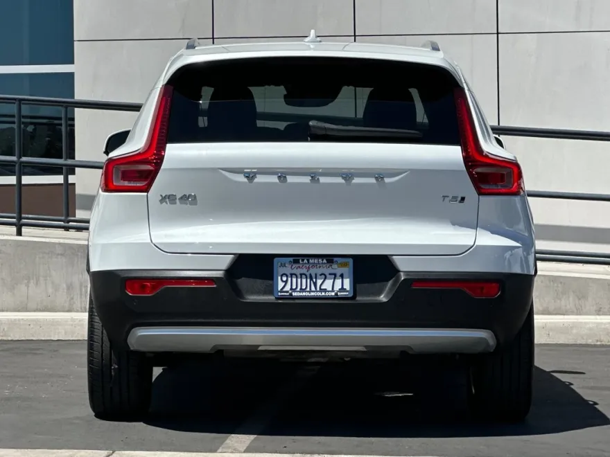 2022 Volvo XC40 Momentum photo 1