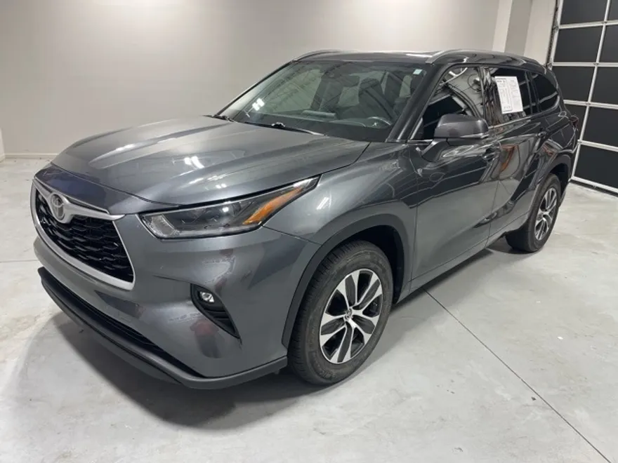 2021 Toyota Highlander XLE photo 1