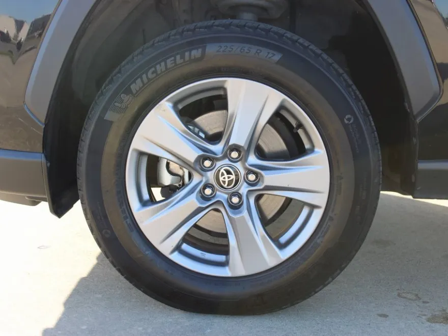 2024 Toyota RAV4 XLE photo 2