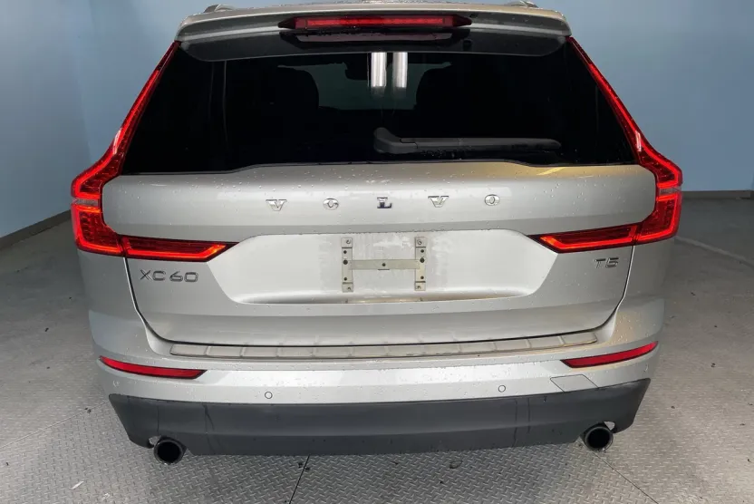 2019 Volvo XC60 Momentum photo 1