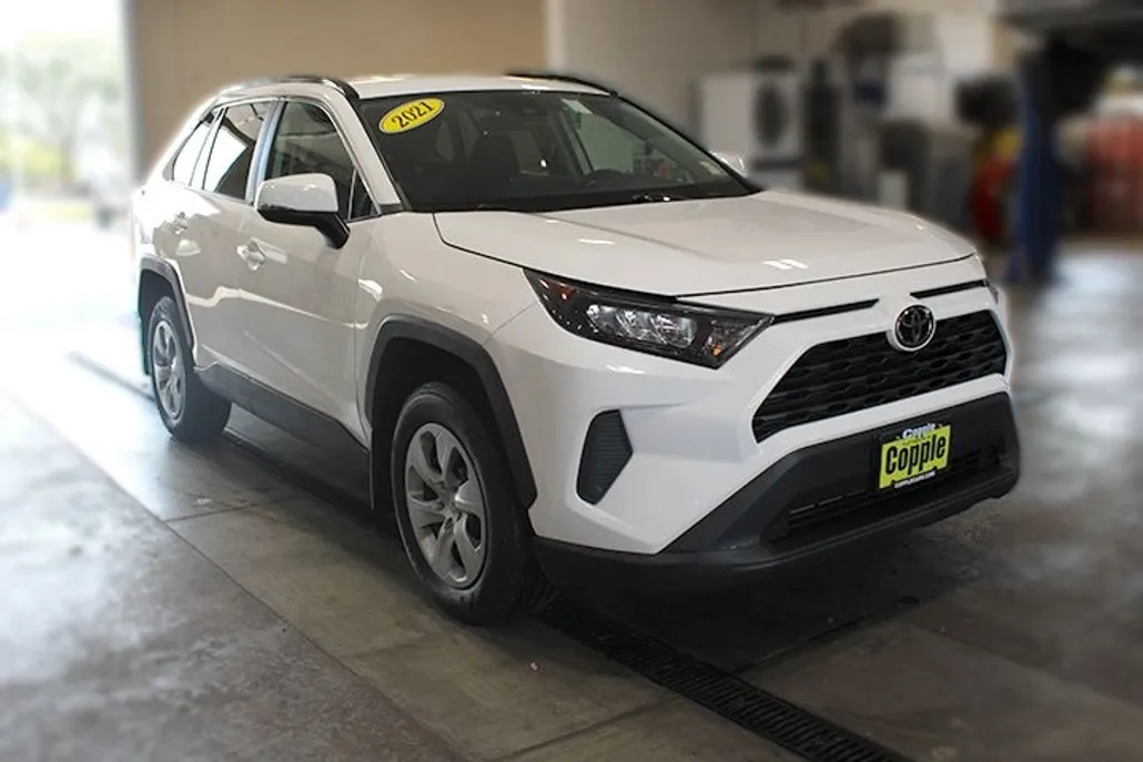 2021 Toyota RAV4 LE photo 1