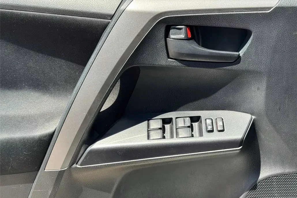 2017 Toyota RAV4 LE photo 1
