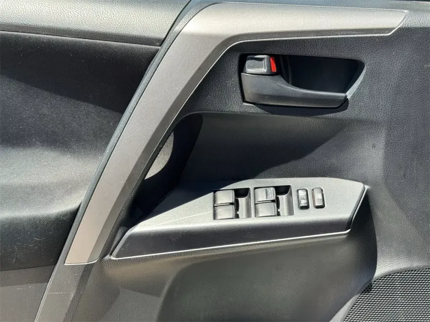 2017 Toyota RAV4 LE photo 1