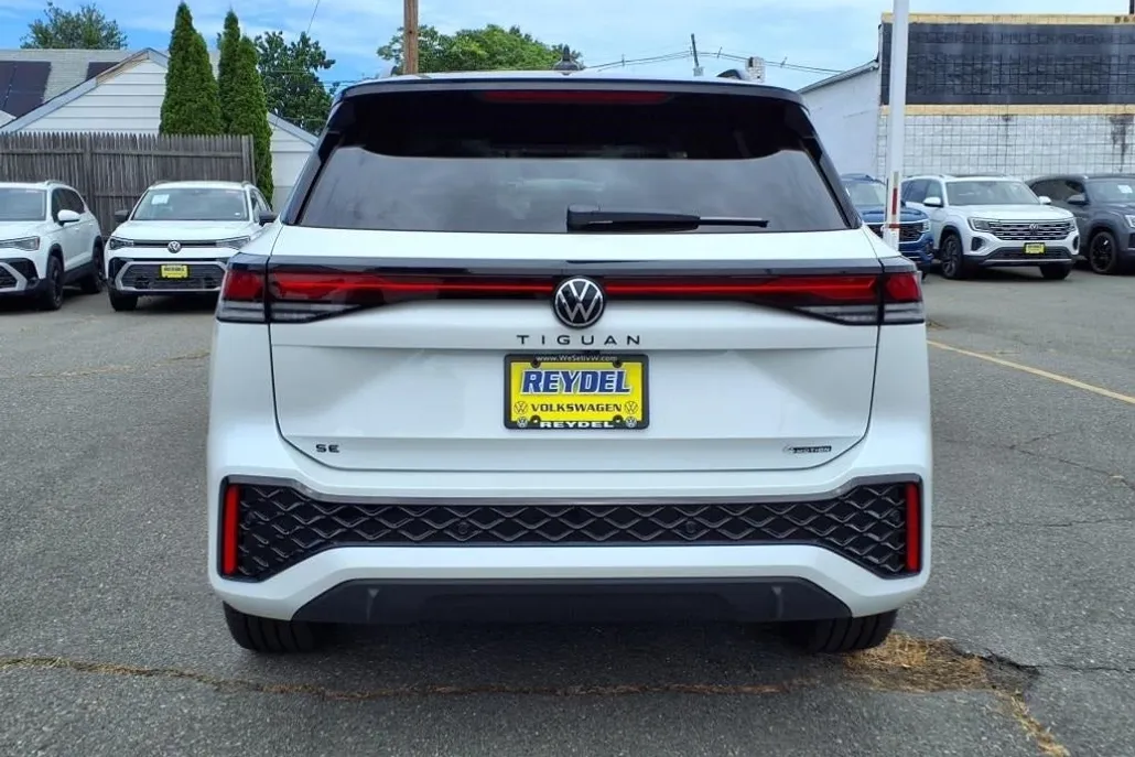 2025 Volkswagen Tiguan SE R-Line Black photo 1