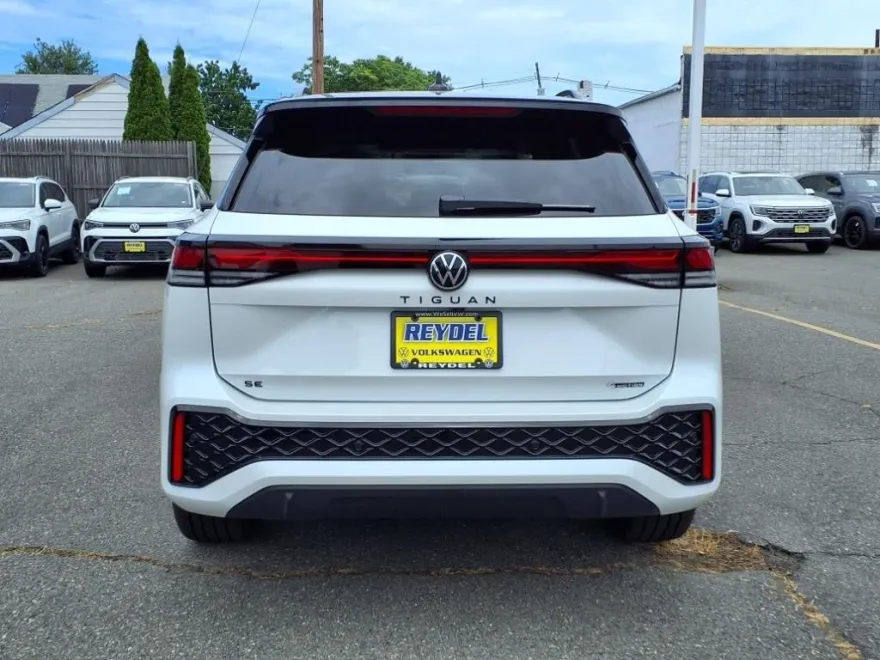 2025 Volkswagen Tiguan SE R-Line Black photo 1