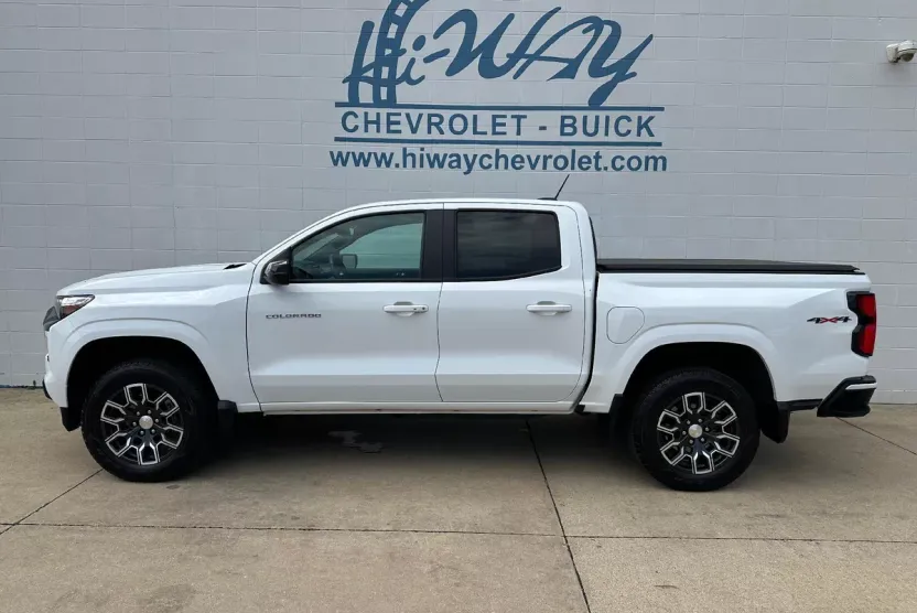 2023 Chevrolet Colorado LT photo 1