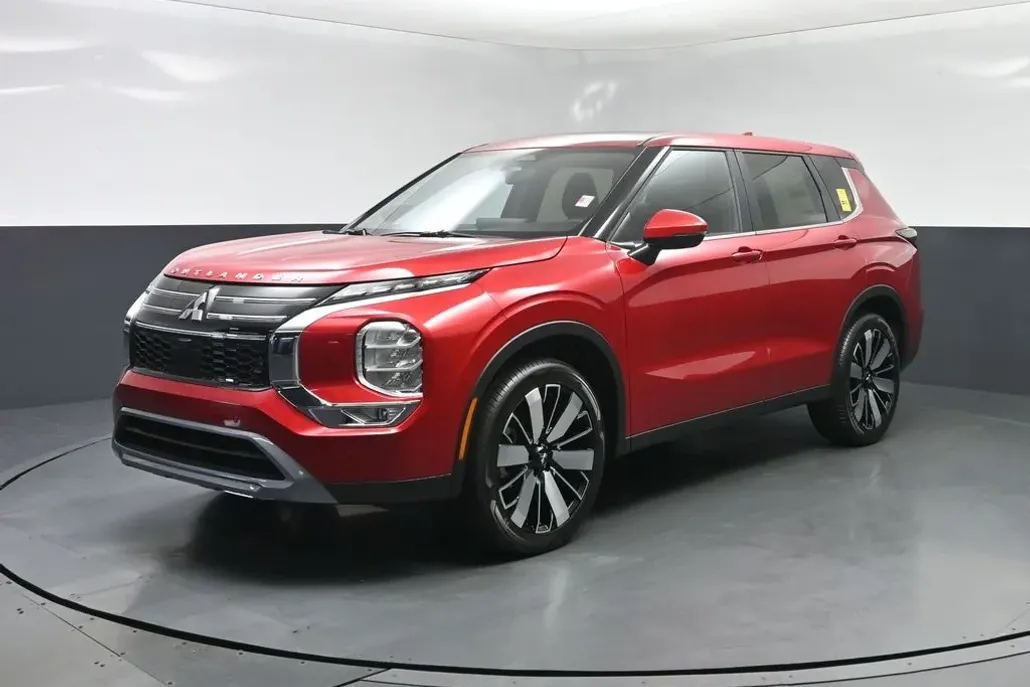 2025 Mitsubishi Outlander SE photo 1
