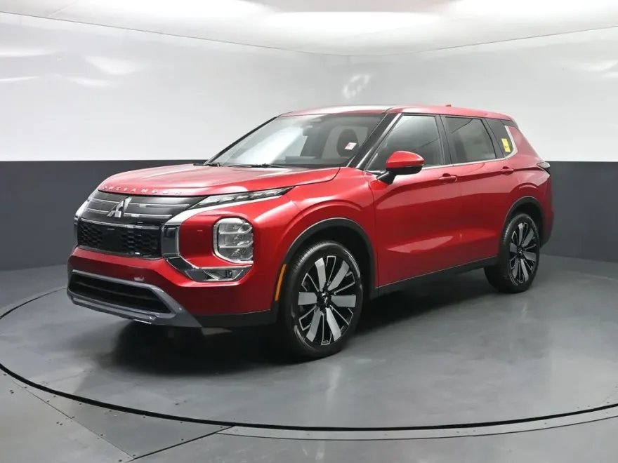 2025 Mitsubishi Outlander SE photo 1