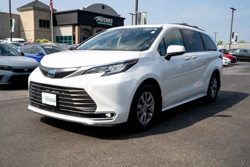 2022 Toyota Sienna XLE photo 1