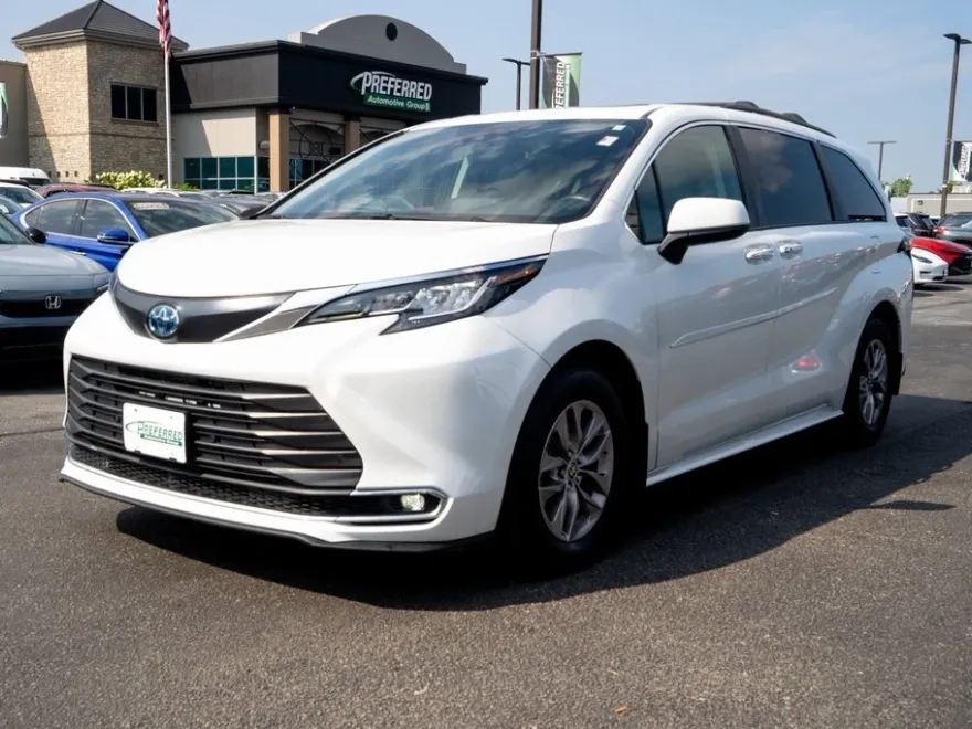 2022 Toyota Sienna XLE photo 1