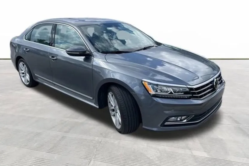 2017 Volkswagen Passat SEL Premium photo 1