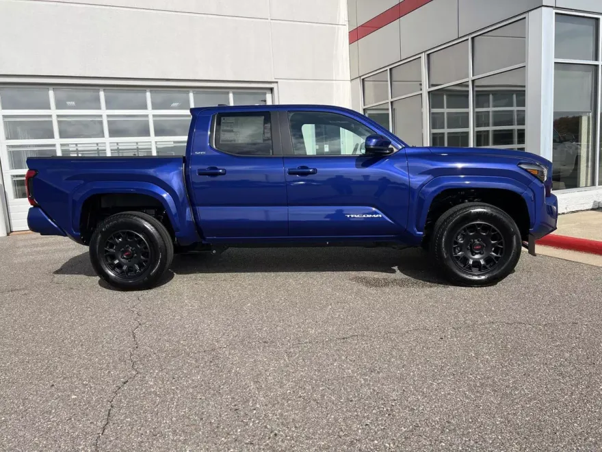 2025 Toyota Tacoma SR5 photo 1
