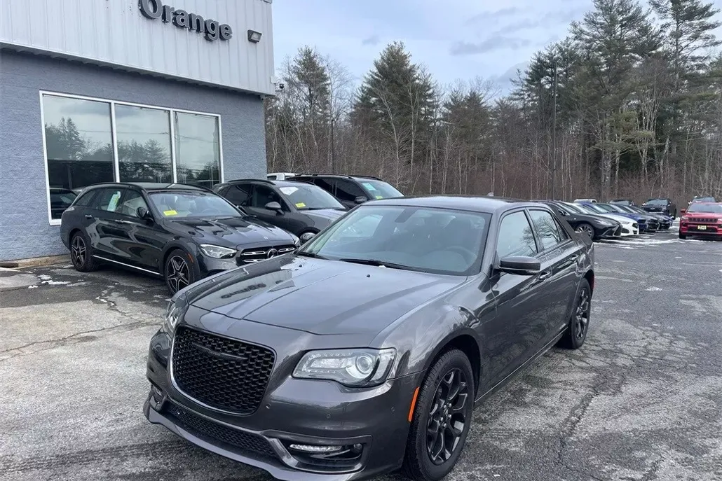 2023 Chrysler 300 Touring photo 1