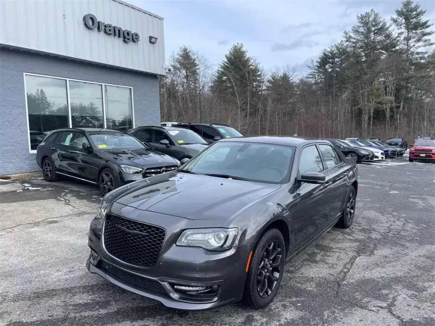 2023 Chrysler 300 Touring photo 1