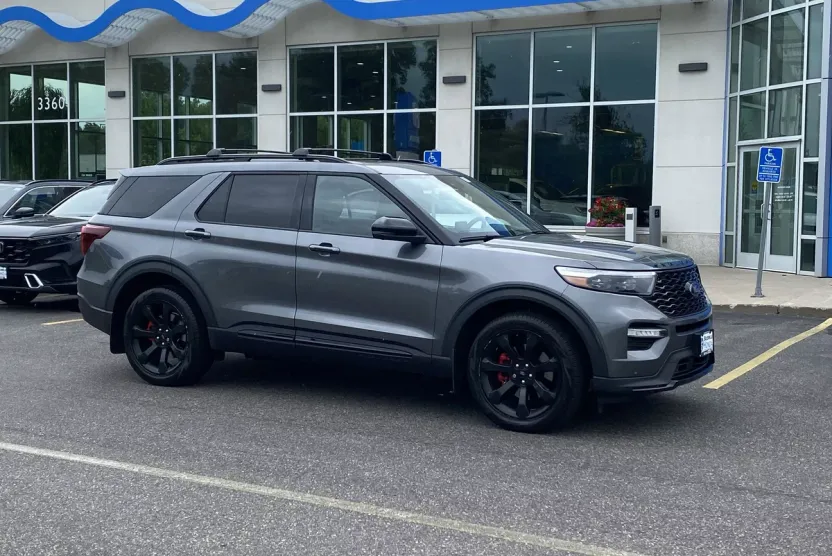 2022 Ford Explorer ST photo 1