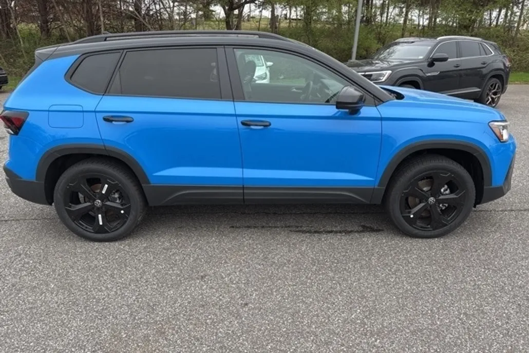 2025 Volkswagen Taos SE photo 1