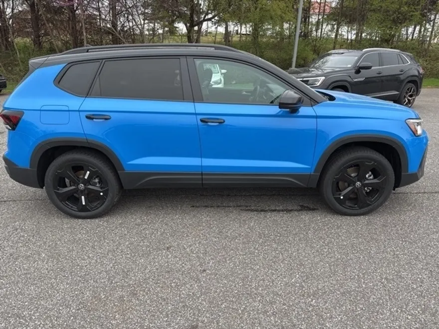 2025 Volkswagen Taos SE photo 1
