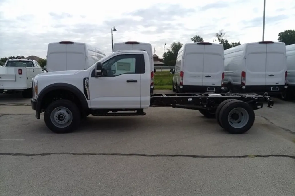 2025 Ford F-600 photo 1