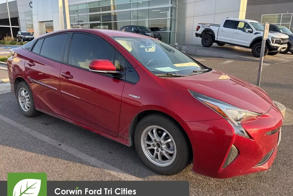 2016 Toyota Prius Four photo 1