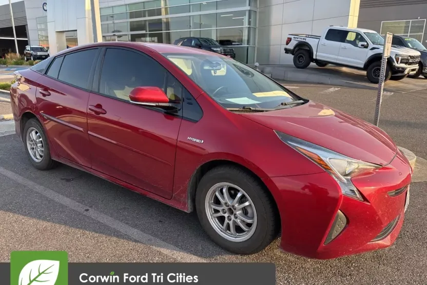 2016 Toyota Prius Four photo 1