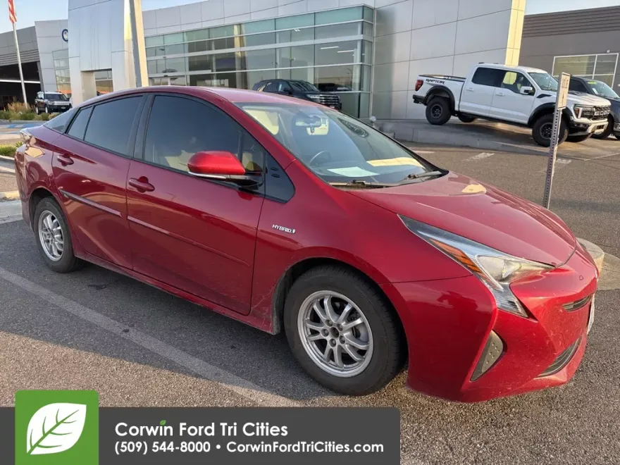 2016 Toyota Prius Four photo 1