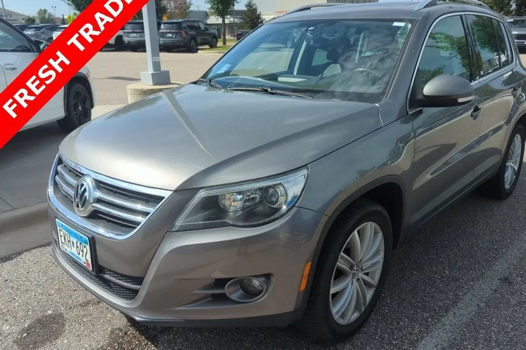 2011 Volkswagen Tiguan SEL photo 1