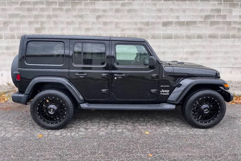 2019 Jeep Wrangler Unlimited Sahara photo 1