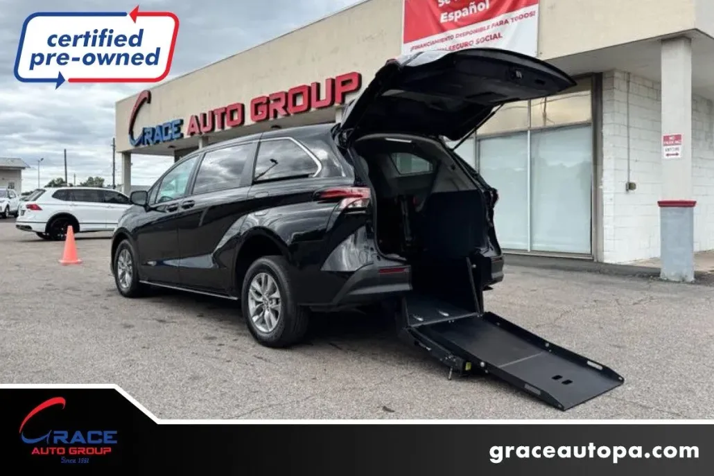 2022 Toyota Sienna LE photo 1