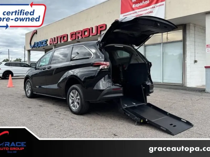 2022 Toyota Sienna LE photo 1