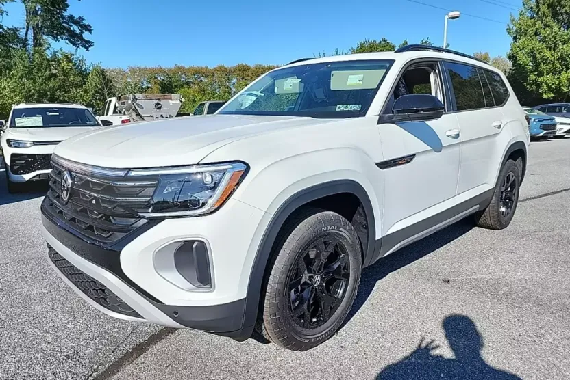 2025 Volkswagen Atlas Peak Edition SE photo 1