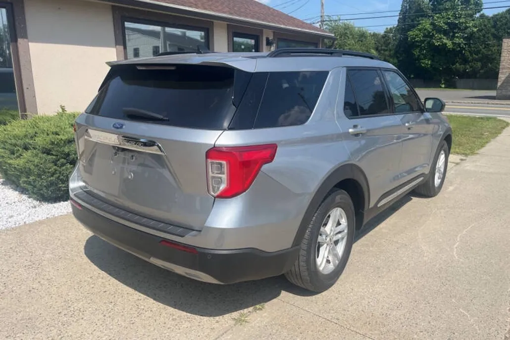 2022 Ford Explorer XLT photo 1