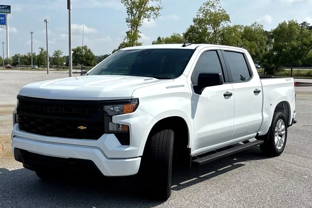 2025 Chevrolet Silverado 1500 Custom photo 1