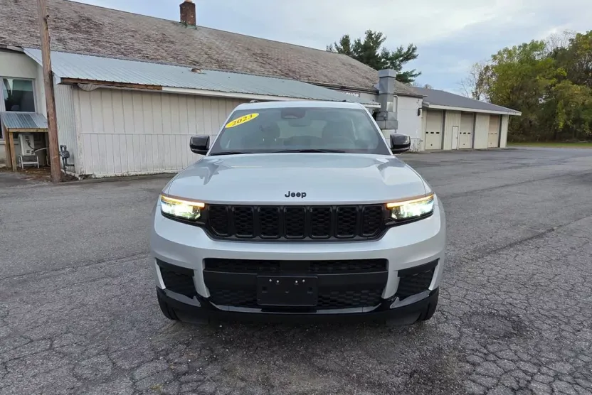 2023 Jeep Grand Cherokee Altitude photo 1