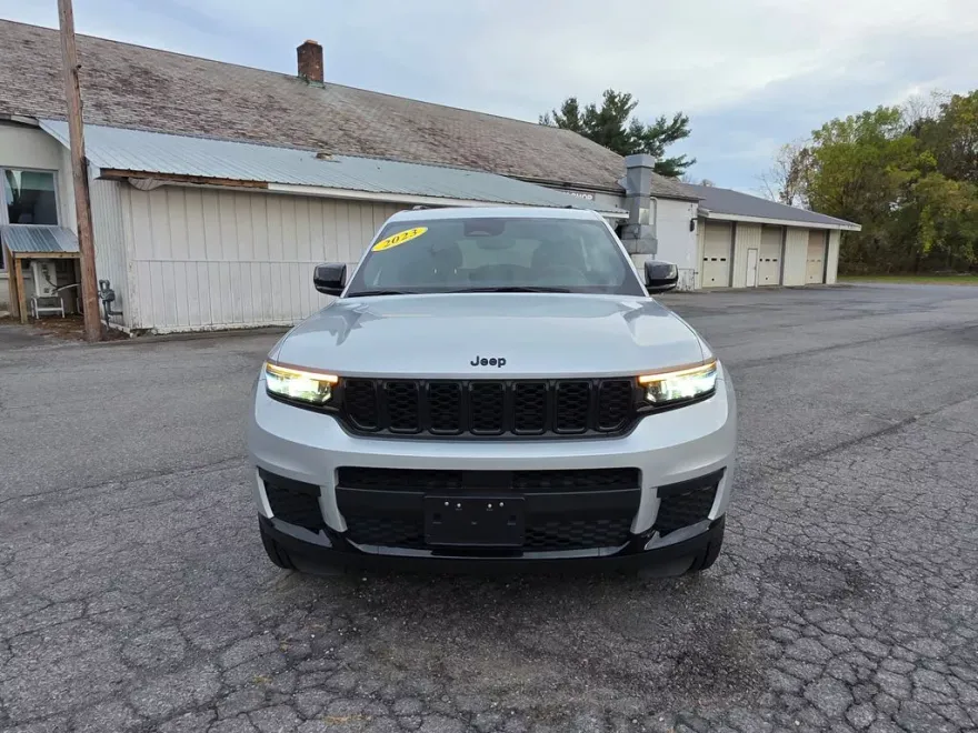 2023 Jeep Grand Cherokee Altitude photo 1