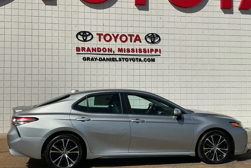 2019 Toyota Camry SE photo 1
