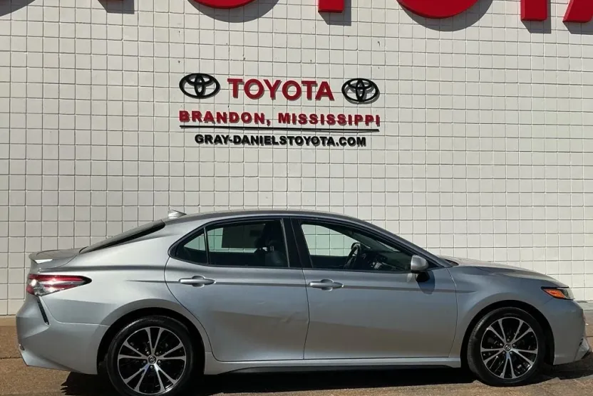 2019 Toyota Camry SE photo 1