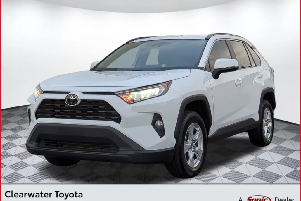 2020 Toyota RAV4 XLE photo 1