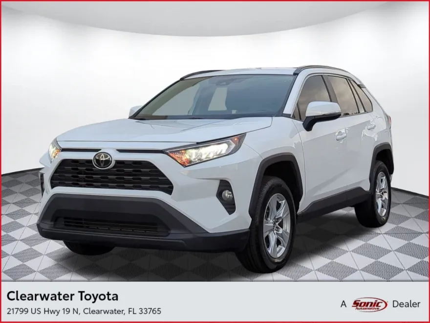 2020 Toyota RAV4 XLE photo 1