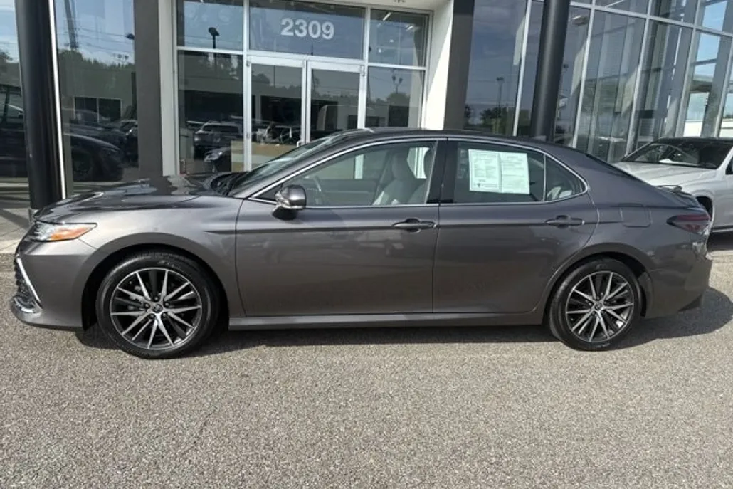 2022 Toyota Camry Hybrid XLE photo 1