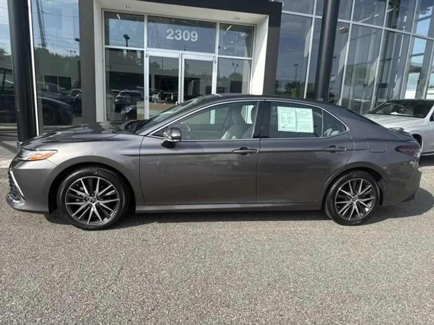 2022 Toyota Camry Hybrid XLE photo 1