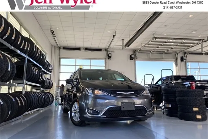 2019 Chrysler Pacifica Touring L photo 1