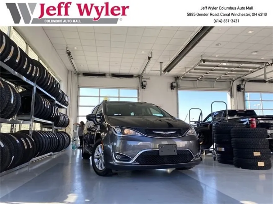2019 Chrysler Pacifica Touring L photo 1
