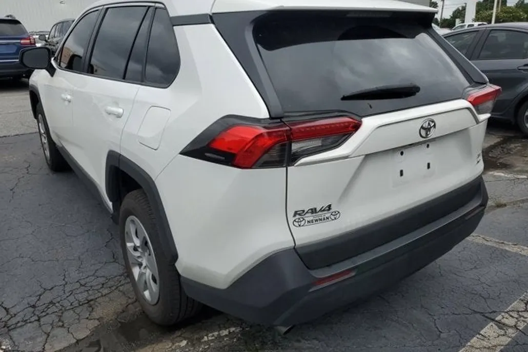 2023 Toyota RAV4 LE photo 1